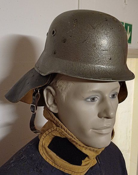Pompieri: Feuerwehrhelm aus der DDR mit Nackenleder – Usato da Zürich venduto da FirefighterZH_118
