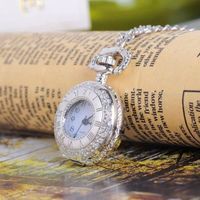 Umhängeuhr silbrig mit Deckel und Kette