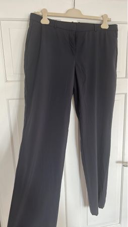BOSS Damen Stoffhose schwarz Grösse 42 neuwertig 