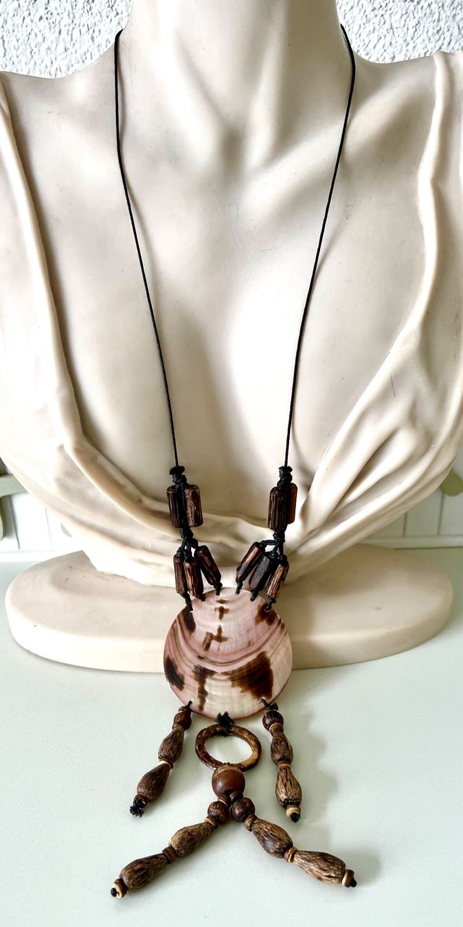 Colliers: Boho Statement-Kette - schimmerndes Perlmutt & Naturholz – D'occasion à Ruswil par artbyhand 1