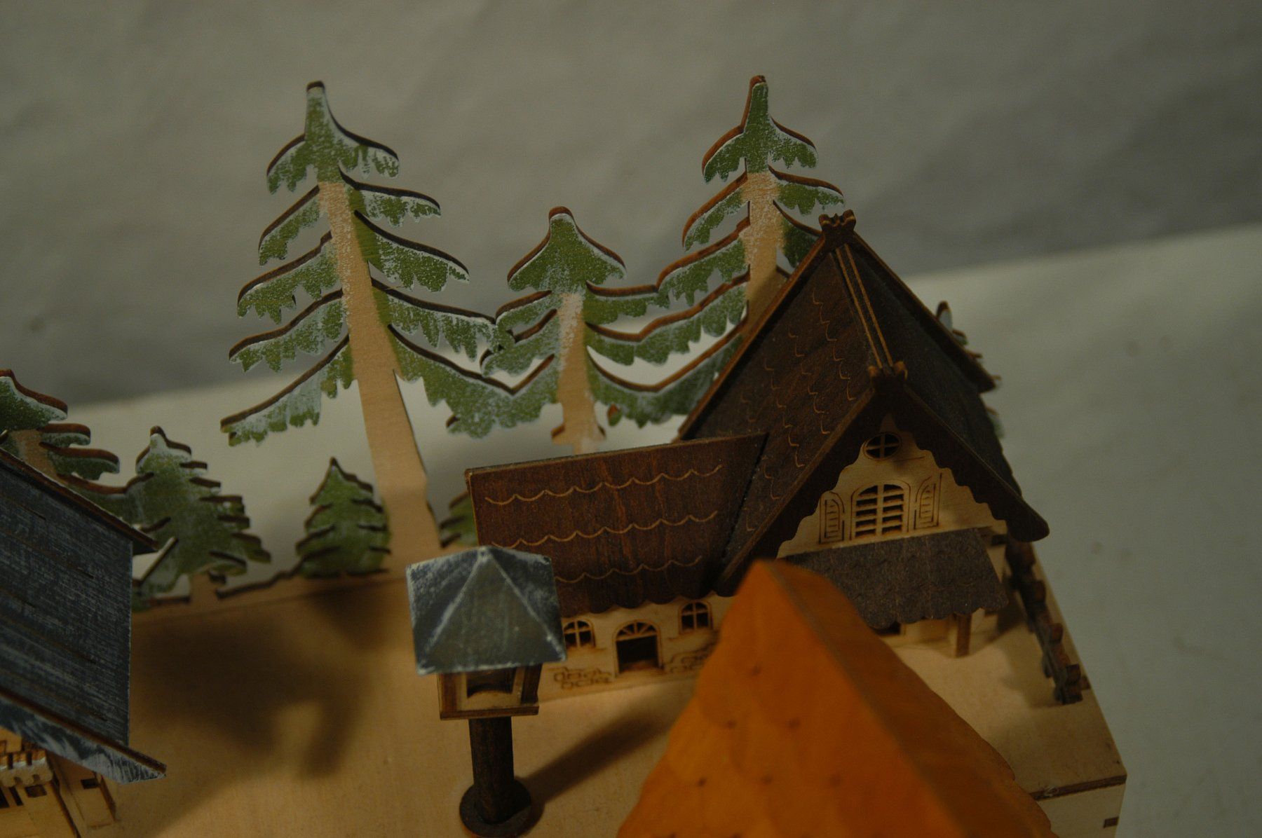 Tutte le decorazioni: Holz Miniatur Winterdorf mit Beleuchtung – Nuovo (secondo la descrizione) da Herisau venduto da Wisen 5