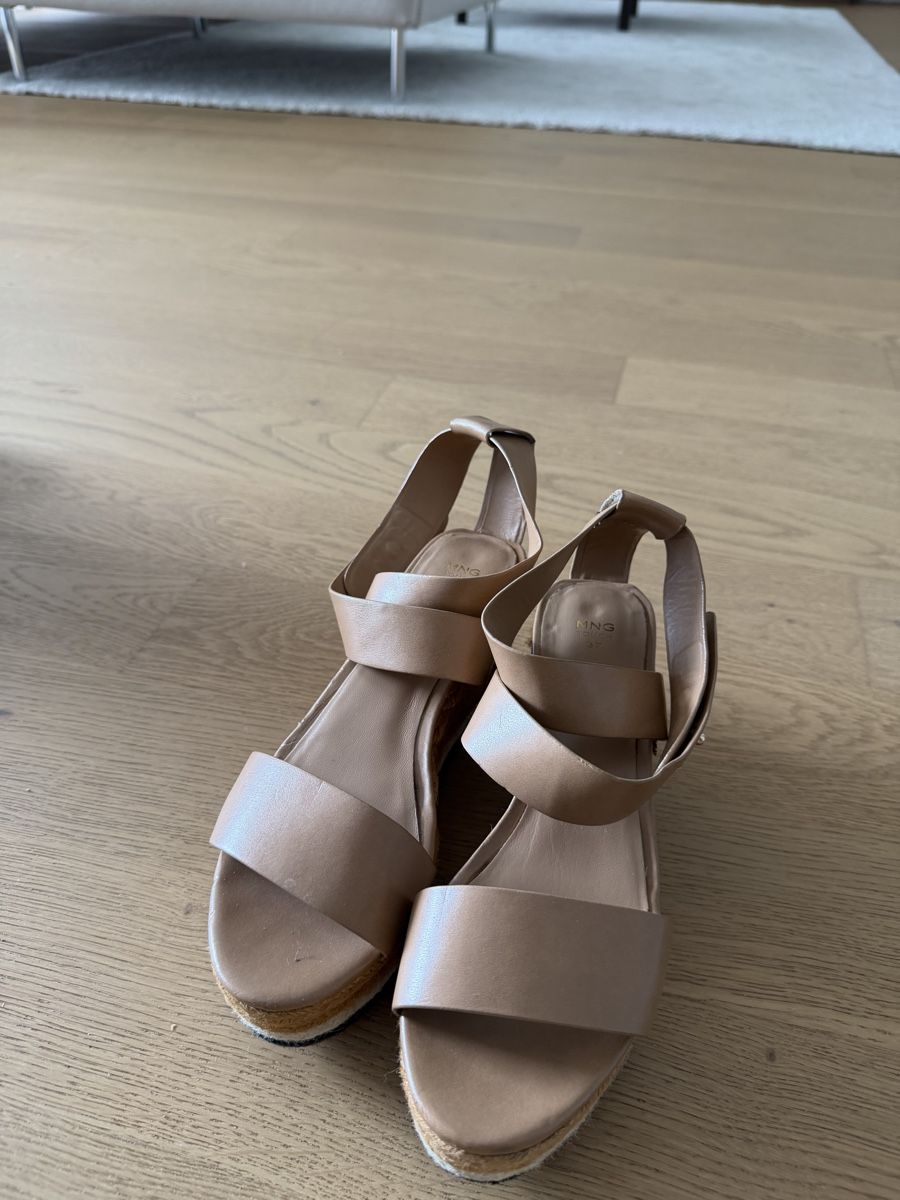 Mango Scarpe da donna: Mango Leather Wedge Sandal Size 37 – Usato da Olten venduto da Solongoo