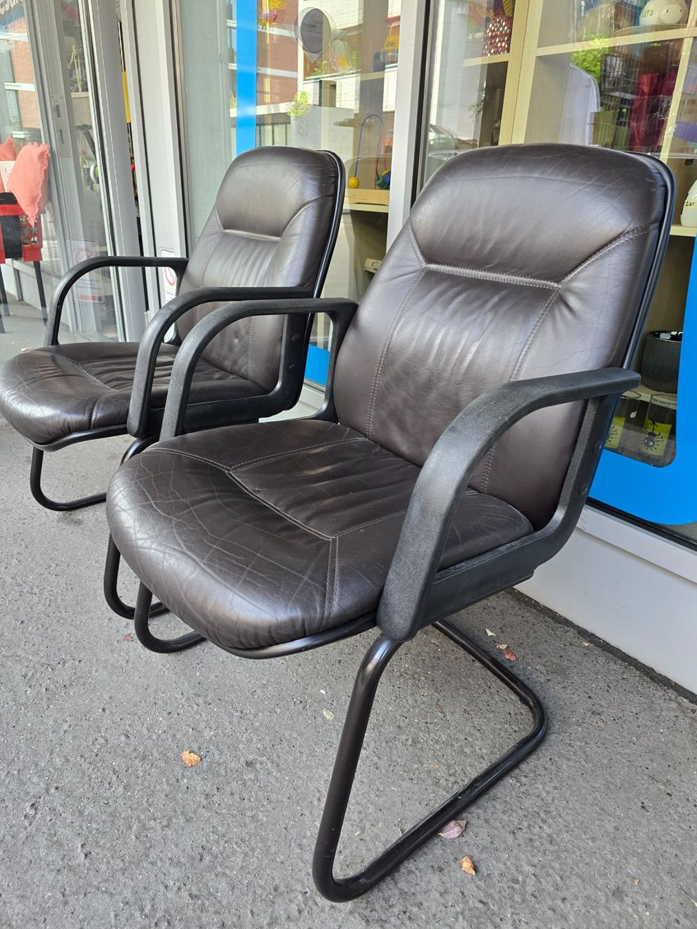 Stühle: Bürostühle massiv 2 Stk., Leder – Gebraucht aus Zofingen von Loop_ReSale 2