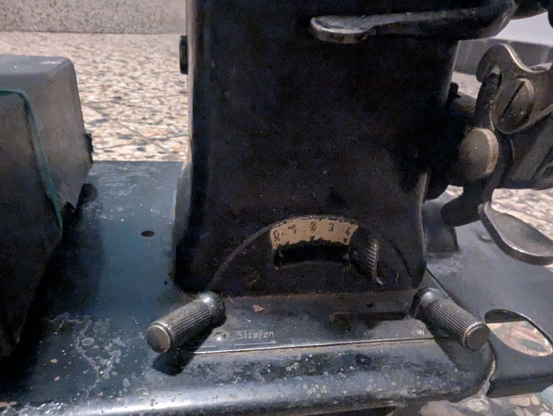 Adler Macchine da cucire: Antike Adler Nähmaschine, ca. 1930, Deko oder Funktion! – Usato da Basel venduto da ili_j29z 9