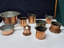 Verschiedene historische Kupfergefäße und Kochgeschirre