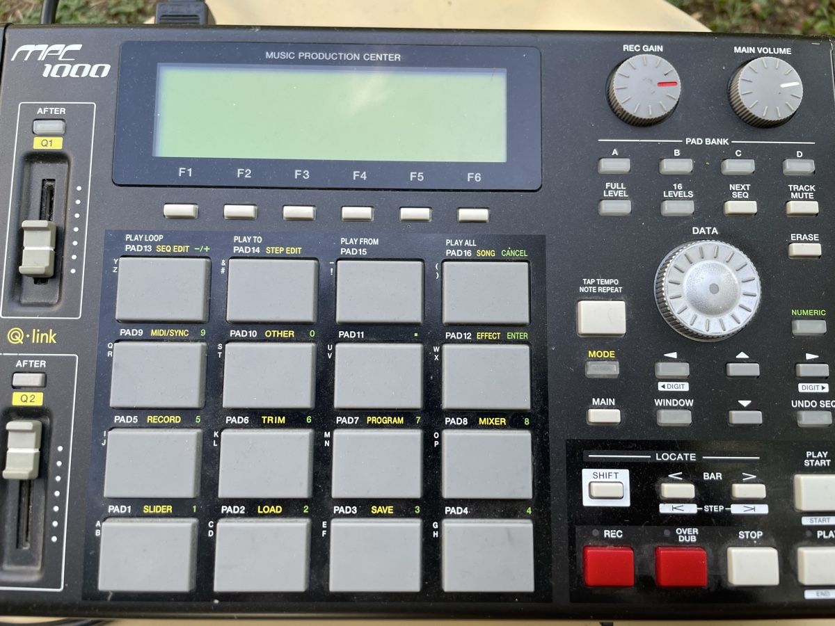 Akai Instruments de musique: MPC1000 – D'occasion à Zürich par dim_pm2h