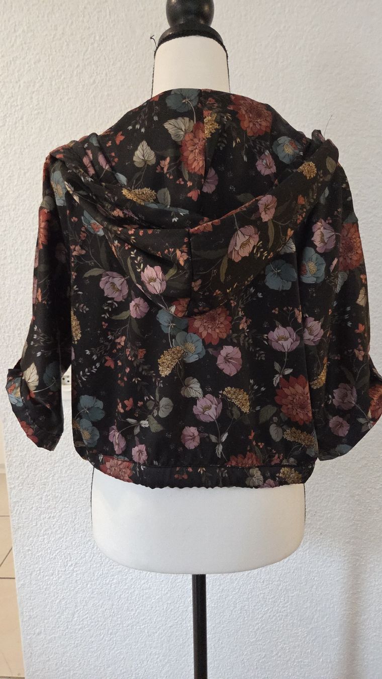 Jacken: Schwarze Blumen Jacke mit Kapuze Gr.M – Gebraucht aus Näfels von CH.Kchlineknopf 1