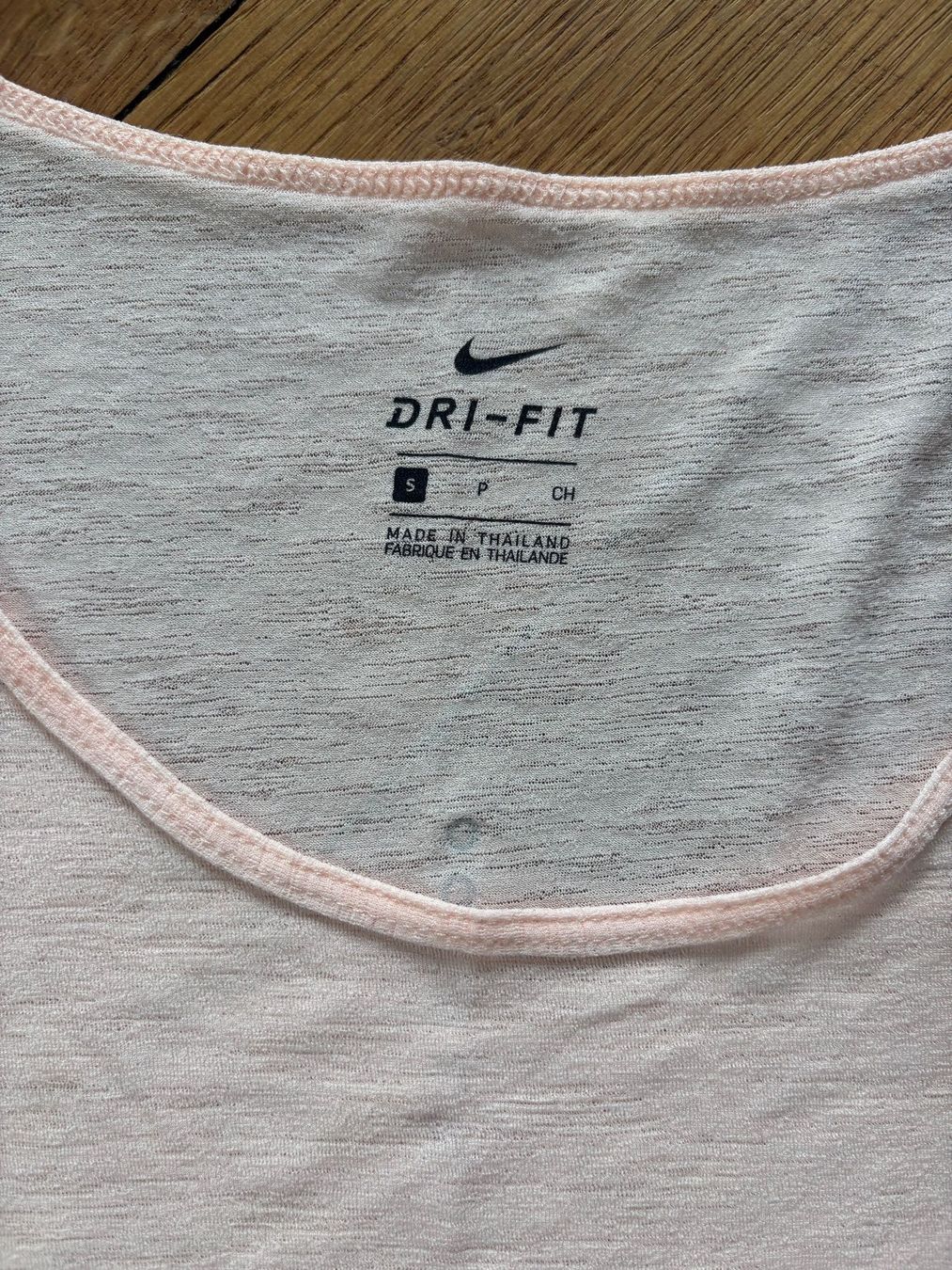 Nike T-Shirts: NIKE superleichtes Sport-Top Gr. S – Gebraucht aus Zürich von triangular 3