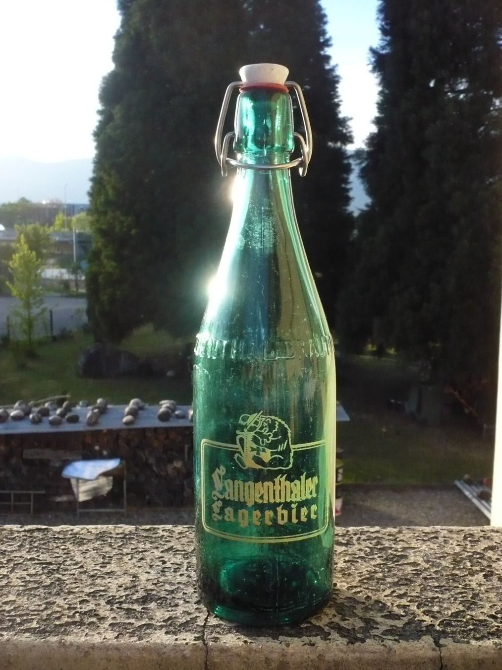 Bicchieri, Caraffe & Bottiglie: Bierflasche Langenthaler Lagerbier mit Einbrand und Relief – Usato da Biberist venduto da Urmel