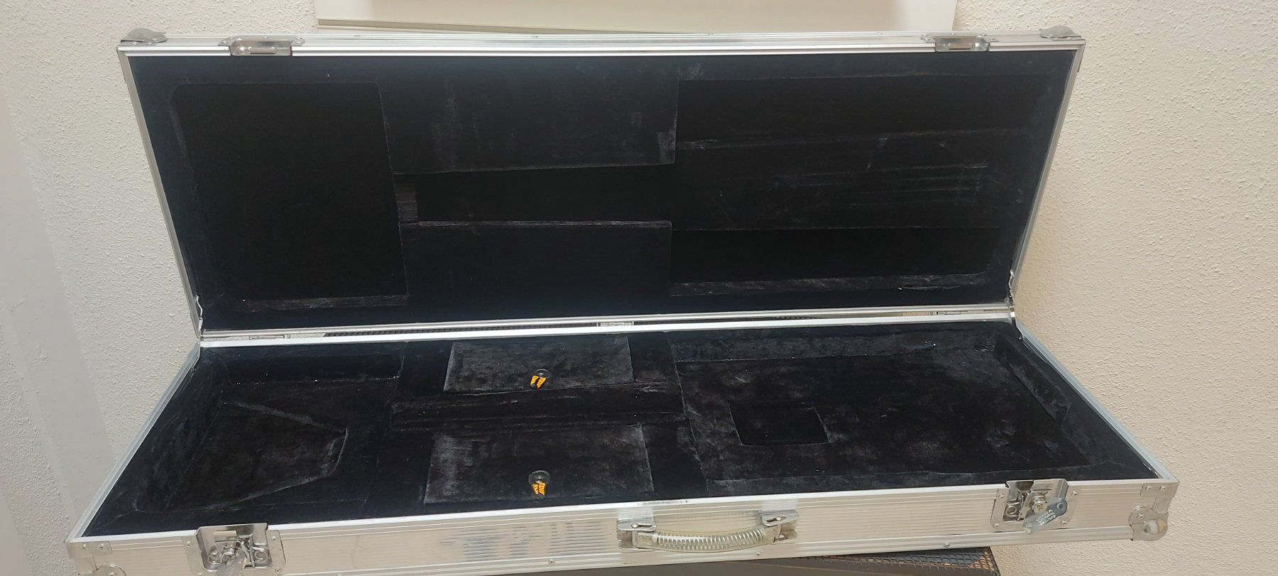 Musikinstrumente: Aluminium Flightcase für E-Bassgitarre – Gebraucht aus Glattbrugg von Swissmusik 1