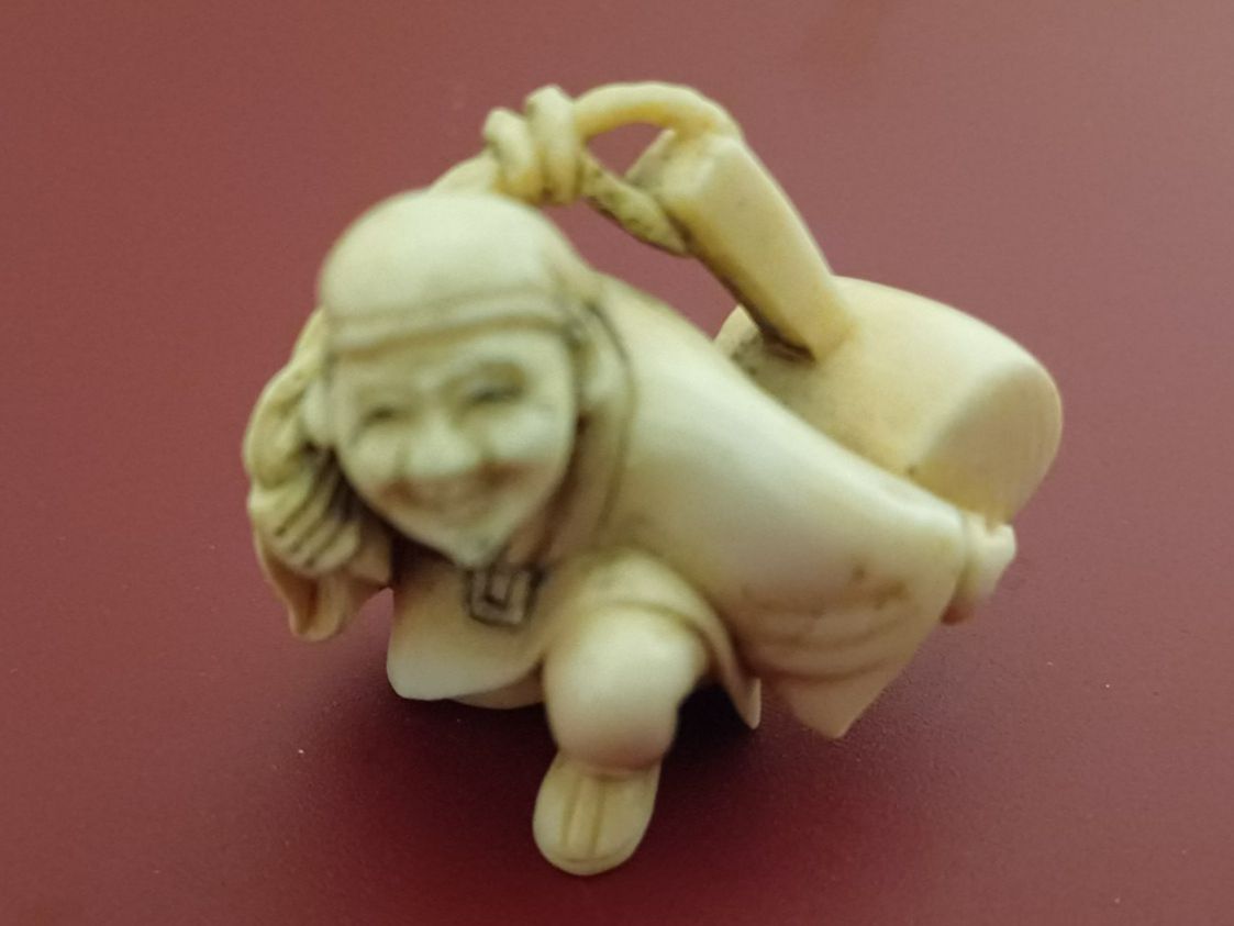 Figuren: Antike Neksuke Japan  Mann mit Sack signiert – Gebraucht aus Zürich von carolina71