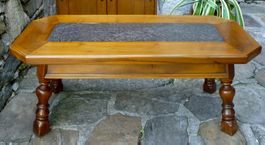 "Antiker" Holz-Couchtisch mit Muschel -Schiefereinlage