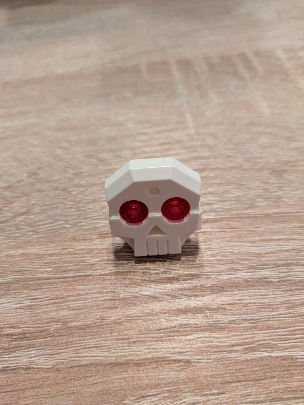 Lego Kit di costruzioni: LEGO - BIG SKELETON HEAD WITH RED EYES – Usato da Losone venduto da AlpineLayer