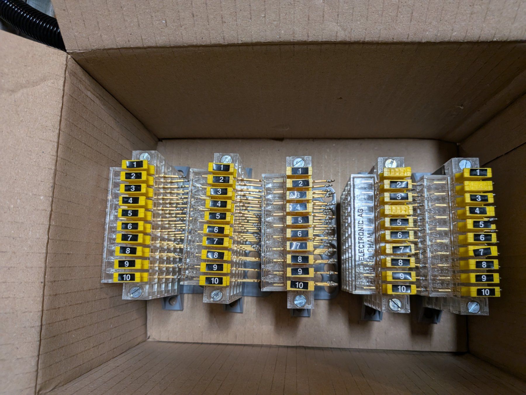 Componenti elettronici: Lot de 5 borniers Symo Electronic AG - Cham – Usato da Cernier venduto da Poussetofiol 4