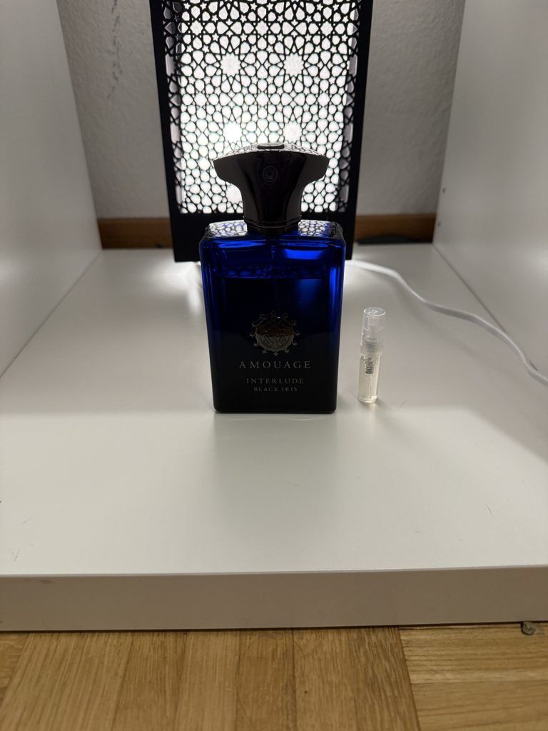 Amouage Profumi & Eau de Toilette: Amouage Interlude Black Iris décant 2 ml – Nuovo (secondo la descrizione) da Meyrin venduto da Al_Andulsi