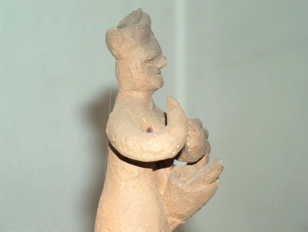 Figuren: Weibliche Terracotta- Figur (Nr. 2) mit Korb – Gebraucht aus Geroldswil von ARTEFACTO 5