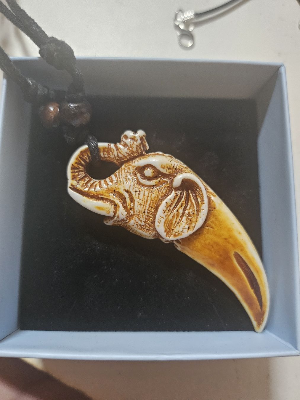 Catenine: collier corne elephant – Nuovo (secondo la descrizione) da Senèdes venduto da hen_fw8b