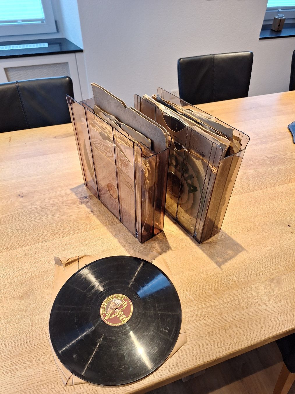 Plattenspieler: Antiker Grammophon mit Trichter und Schellackplatten – Gebraucht aus Wolfhausen von rkr_hbw9 2