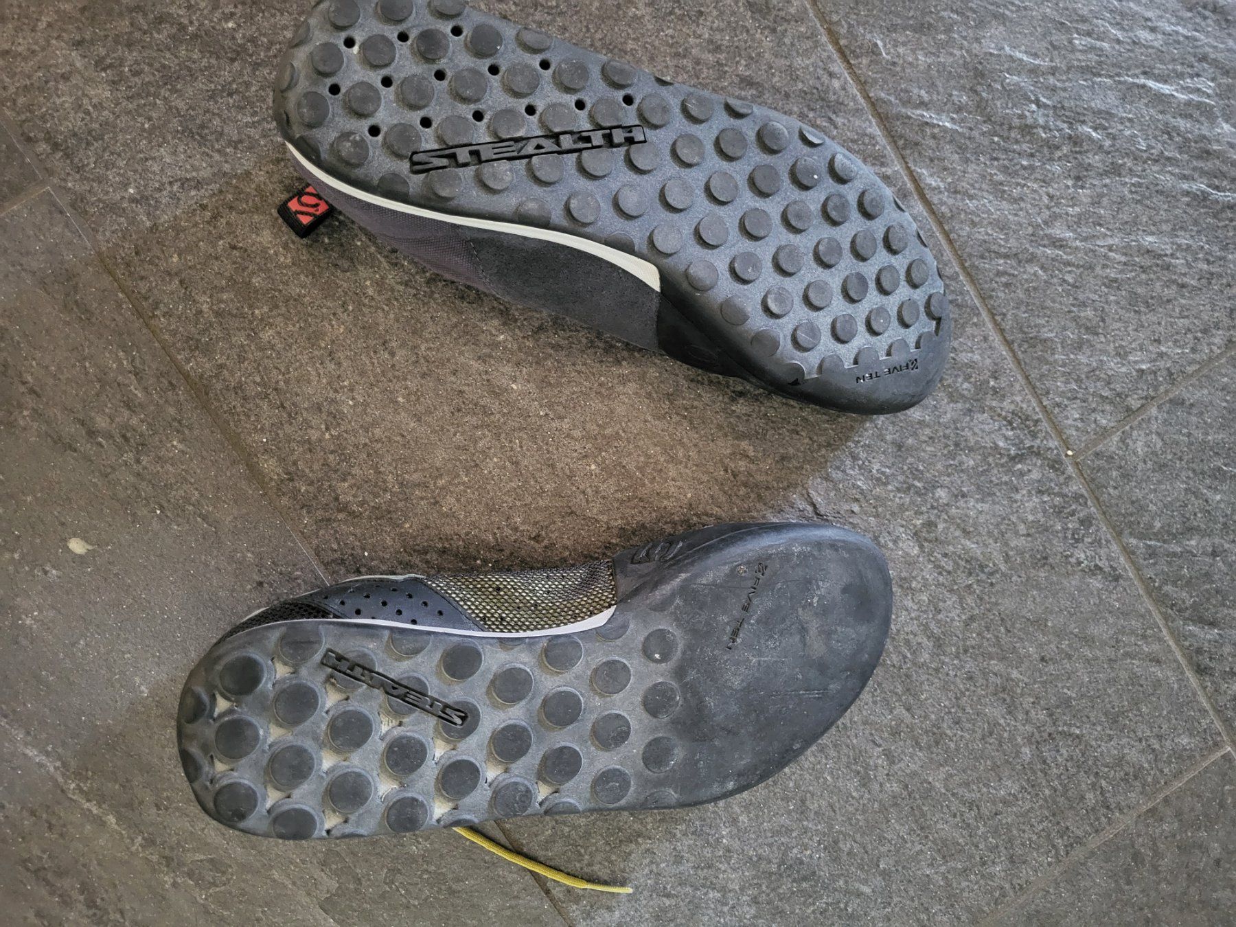 Five Ten Chaussures hommes: 2 Stück Five Ten Sneaker Zustiegsschuhe Klettern – D'occasion à Oberglatt ZH par watchkurt 2