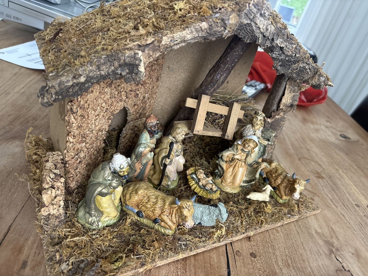 Alle Dekorationen: Wunderschöne Weihnachtskrippe mit Figuren  – Gebraucht aus Kriens von Mollinos 4