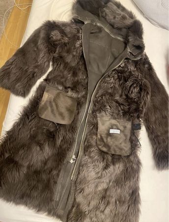 Warm & Stylish Fur Coat - Perfect for Winter Weather!