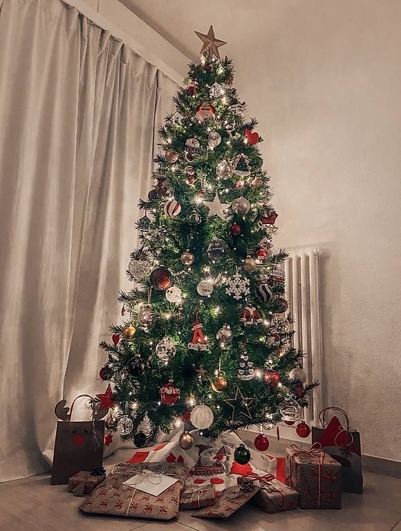 Tutte le decorazioni: Vendo albero di Natale finto – Usato da Pregassona venduto da Ari_ave 1