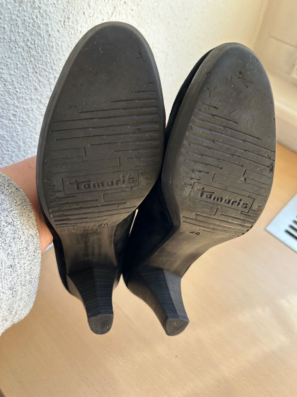 Tamaris Scarpe da donna: TAMARIS Wildleder Pumps schwarz, 40 – Usato da Boswil venduto da LuziaB01 4
