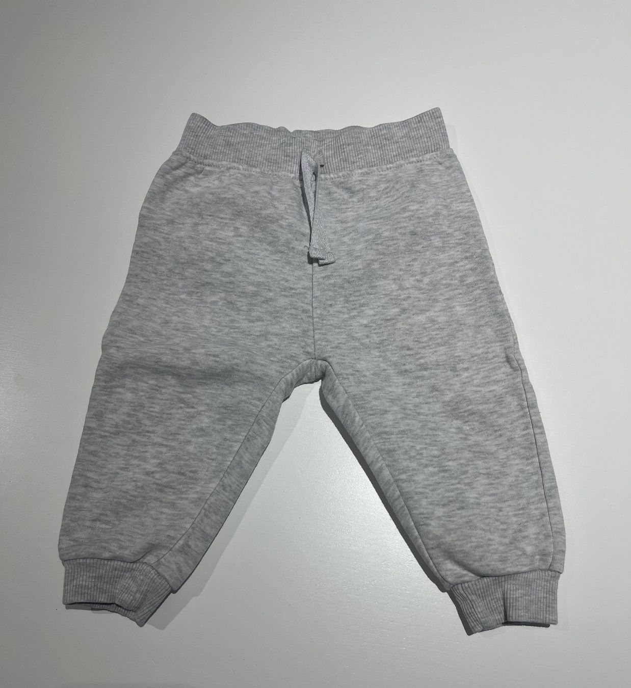 Primark Pantalons: Primark, Pumphose, Hose, Jogginghose, hellgrau, Gr. 74 – D'occasion à Mollis par Miss_Dresses
