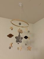 Handgemachtes Baby Mobile mit Sternen und Wolken, Holz