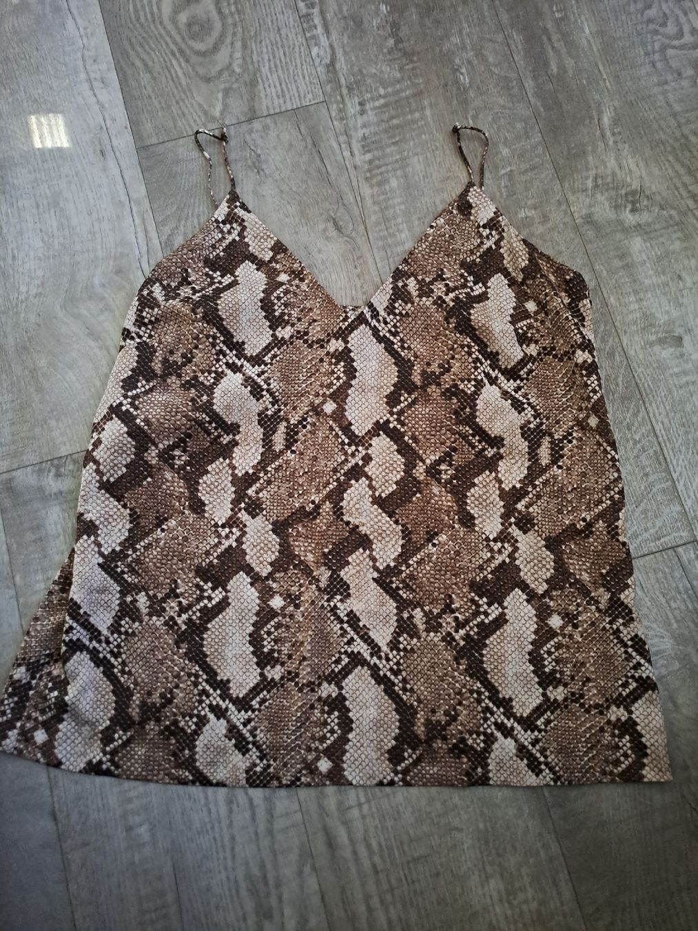 H&M Tops: H&M Top Schlangenmuster EUR 44  – Gebraucht aus Rickenbach LU von bishiida