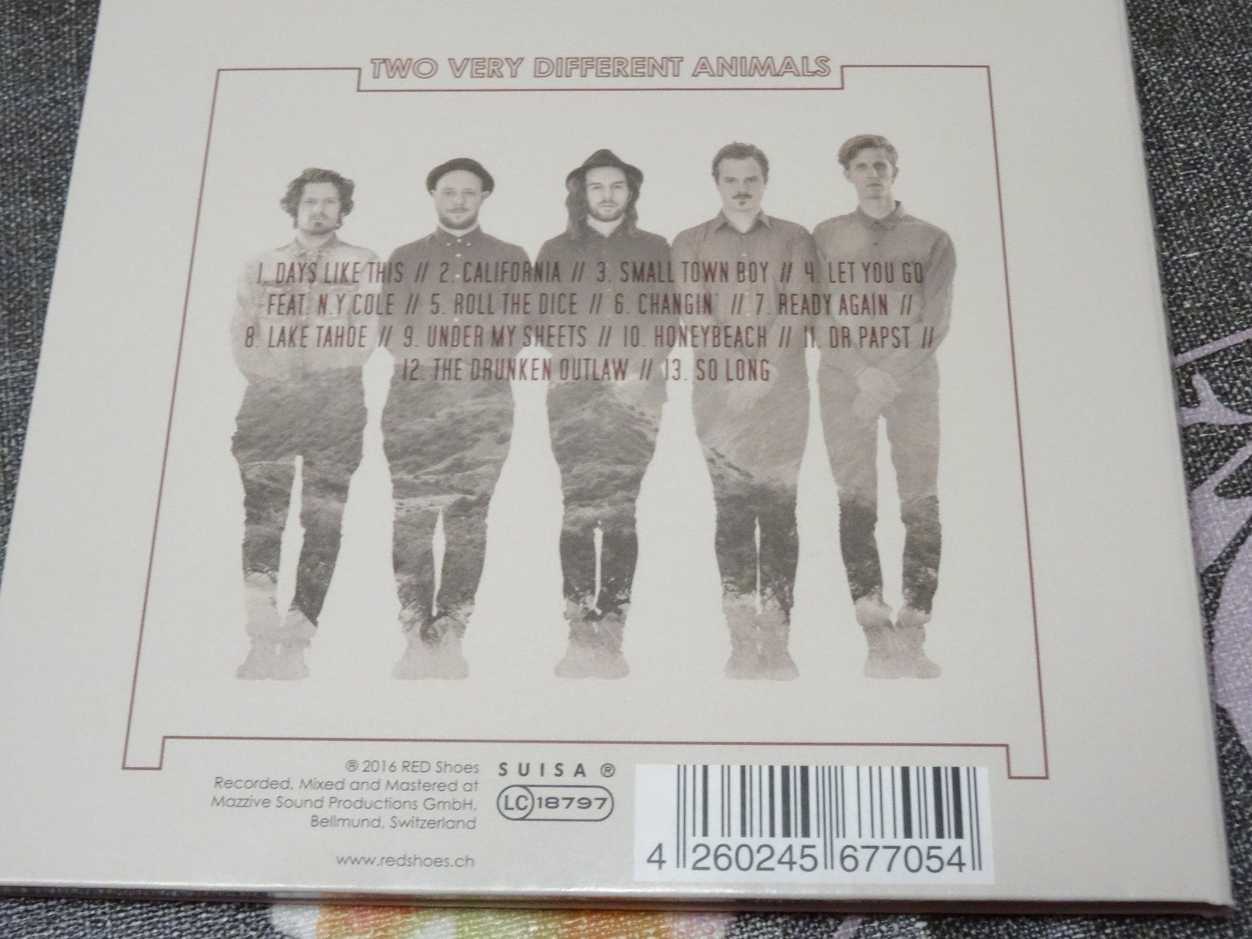 CD: Red Shoes - Two Very Different Animals CD – Usato da Olten venduto da Disc-Ausverkauf 1