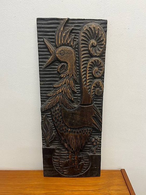 Armoire en bois naturel moulurée et sculptée à décor de coq - Lot 121