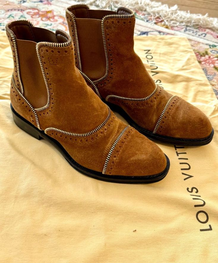 Louis Vuitton Scarpe da donna: Bottines LV en cuir – Usato da Lausanne venduto da Christinaki