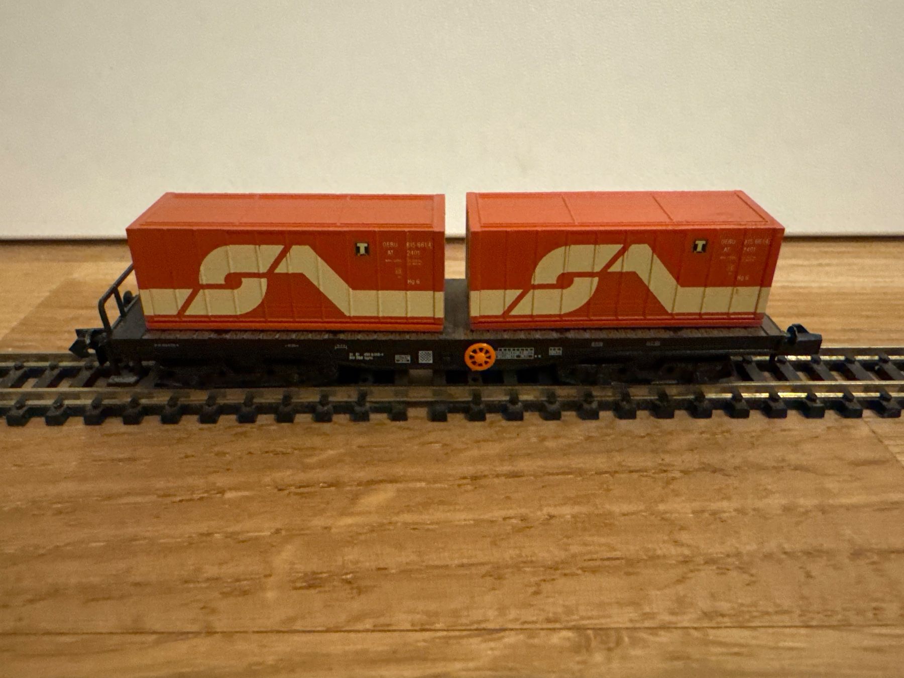 Arnold Modellini di ferrovie: Arnold 4956 Flachwagen mit Containern – Nuovo (secondo la descrizione) da Schlierbach venduto da Look8