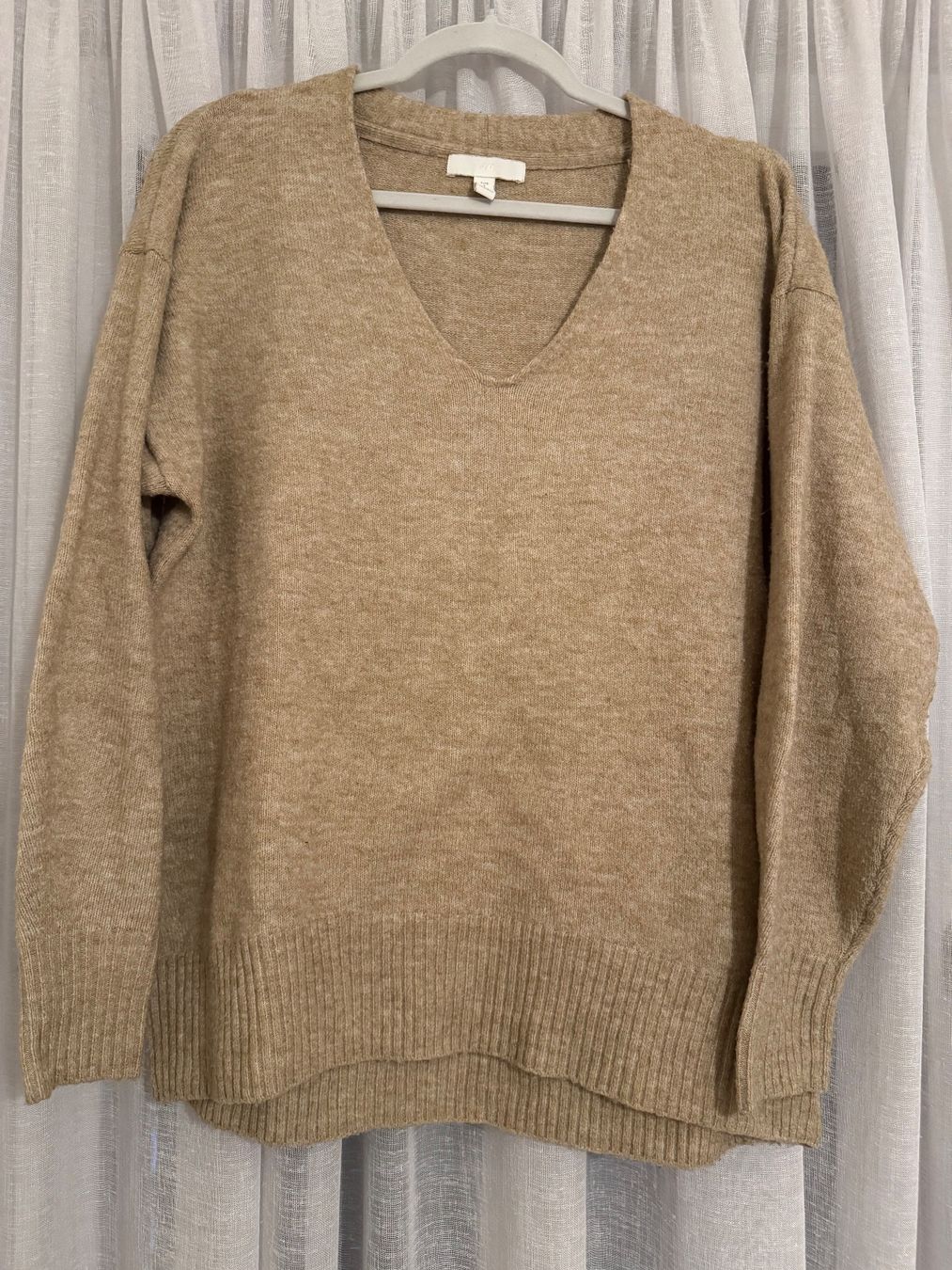 H&M Pullover & Sweatshirts: Pullover beige mit V-Ausschnitt – Gebraucht aus Neuenegg von mel_5pnq
