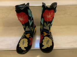 Damenschuh, Stiefel Höhe 23 cm, Aussen bestickt, Leder