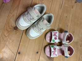 Mädchen Turnschuhe und Sandalen