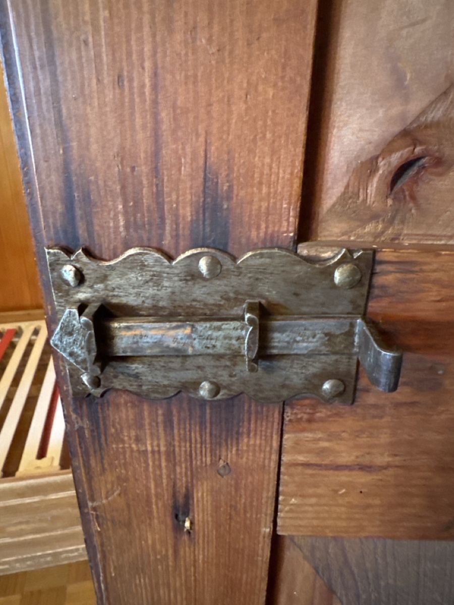 Armadi: Rustikaler Bauernschrank – Usato da Walliswil b.Wangen venduto da CharlotteGarde