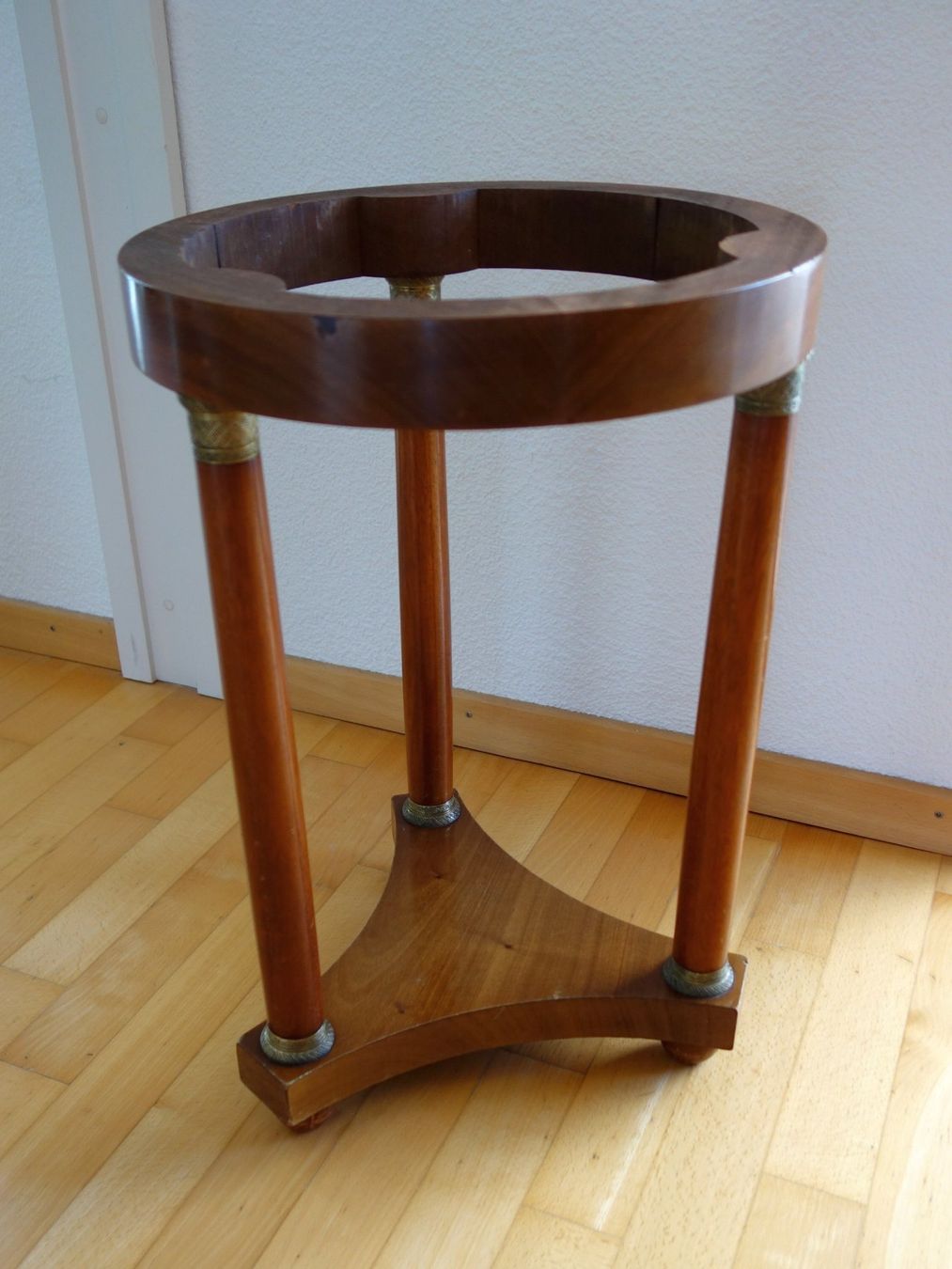Tables: Kleiner Beistelltisch, antik – D'occasion à Sursee par Chrigi96 3