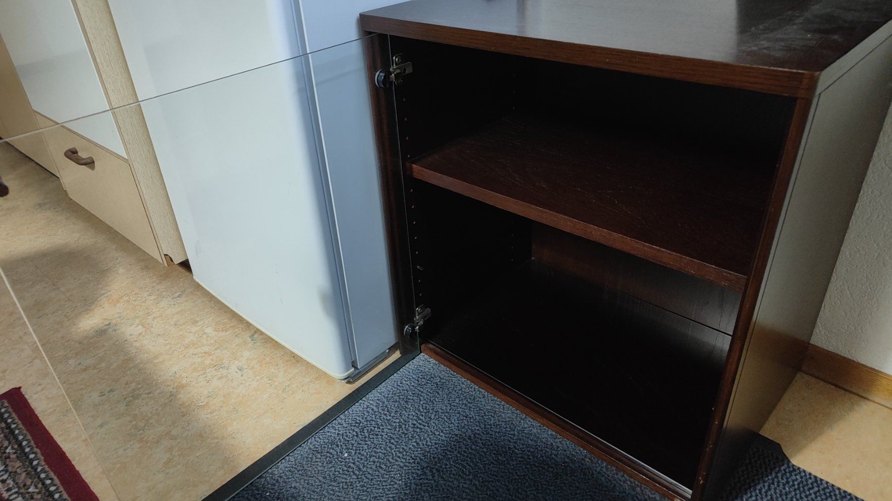 Vetrine: Gut erhaltene Vitrine mit Beleuchtung – Usato da Enggistein venduto da spy_l869