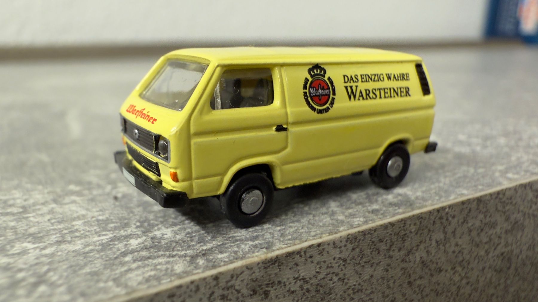 Modellini di ferrovie: Minis Modellbahnauto VW Bus Warsteiner Masstab 1:16 – Usato da Windlach venduto da Kelebra