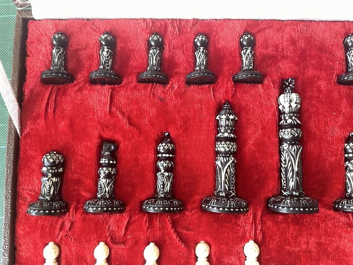 Giochi: Pièces d’échecs en os sculpté – Usato da Biel/Bienne venduto da Galaq 2