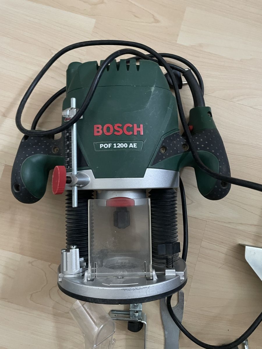 Bosch Tutti gli attrezzi: Bosch Oberfräse - POF1200AE – Usato da Dübendorf venduto da Airplane