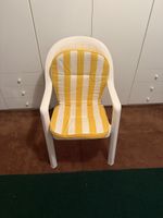 8 robuste Kunststoffstühle mit passenden Sitzkissen