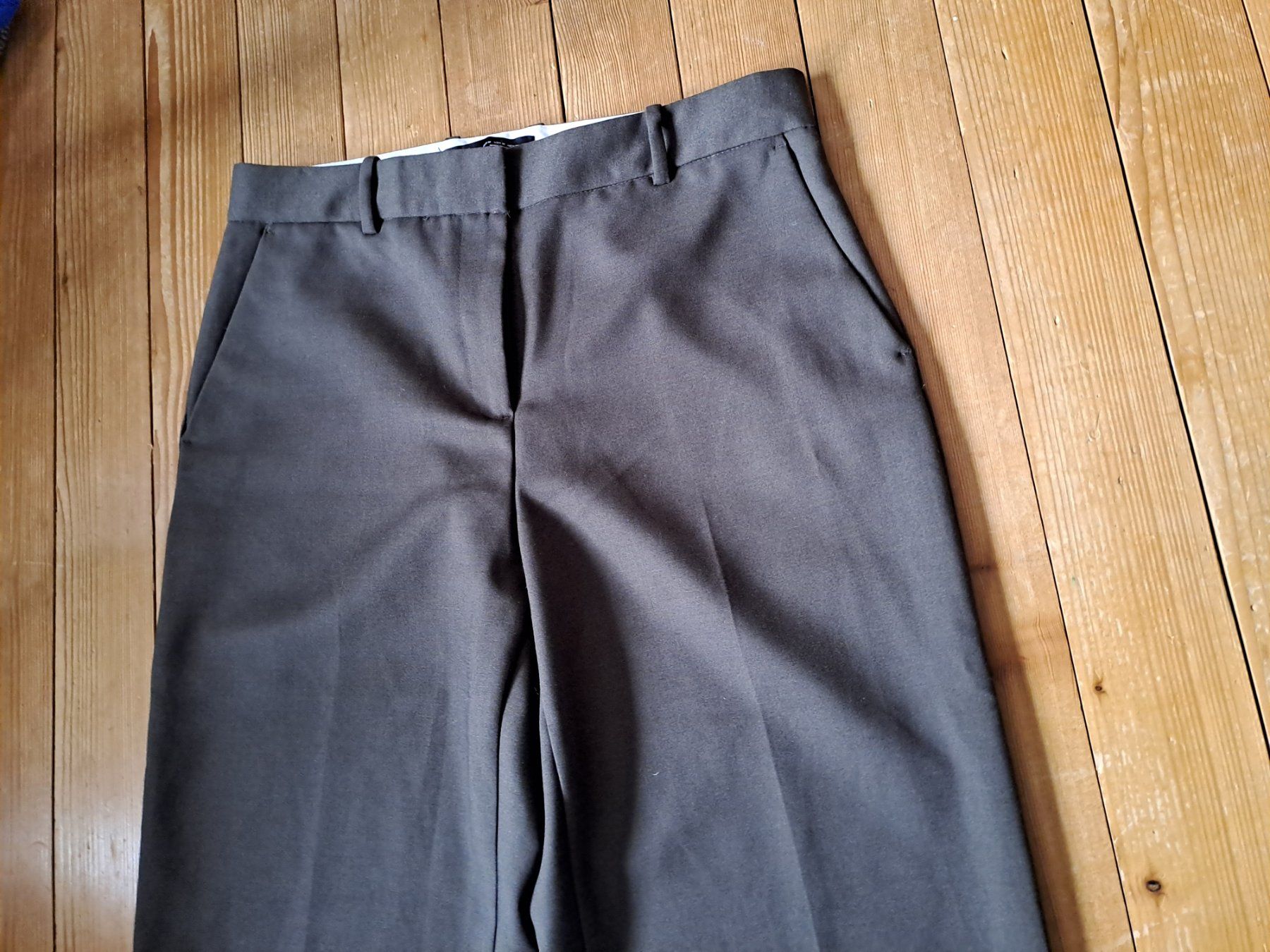Zara Pantaloni: Hose Zara oliv Gr. M – Usato da Engelberg venduto da ollinseaotter 1