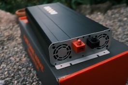 NOQON 2500W Reiner Sinus Wechselrichter | Ladegerät + USV | 