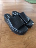 Monki Slipper mit hoher Sohle, Grösse 37, schwarz, krokopräg