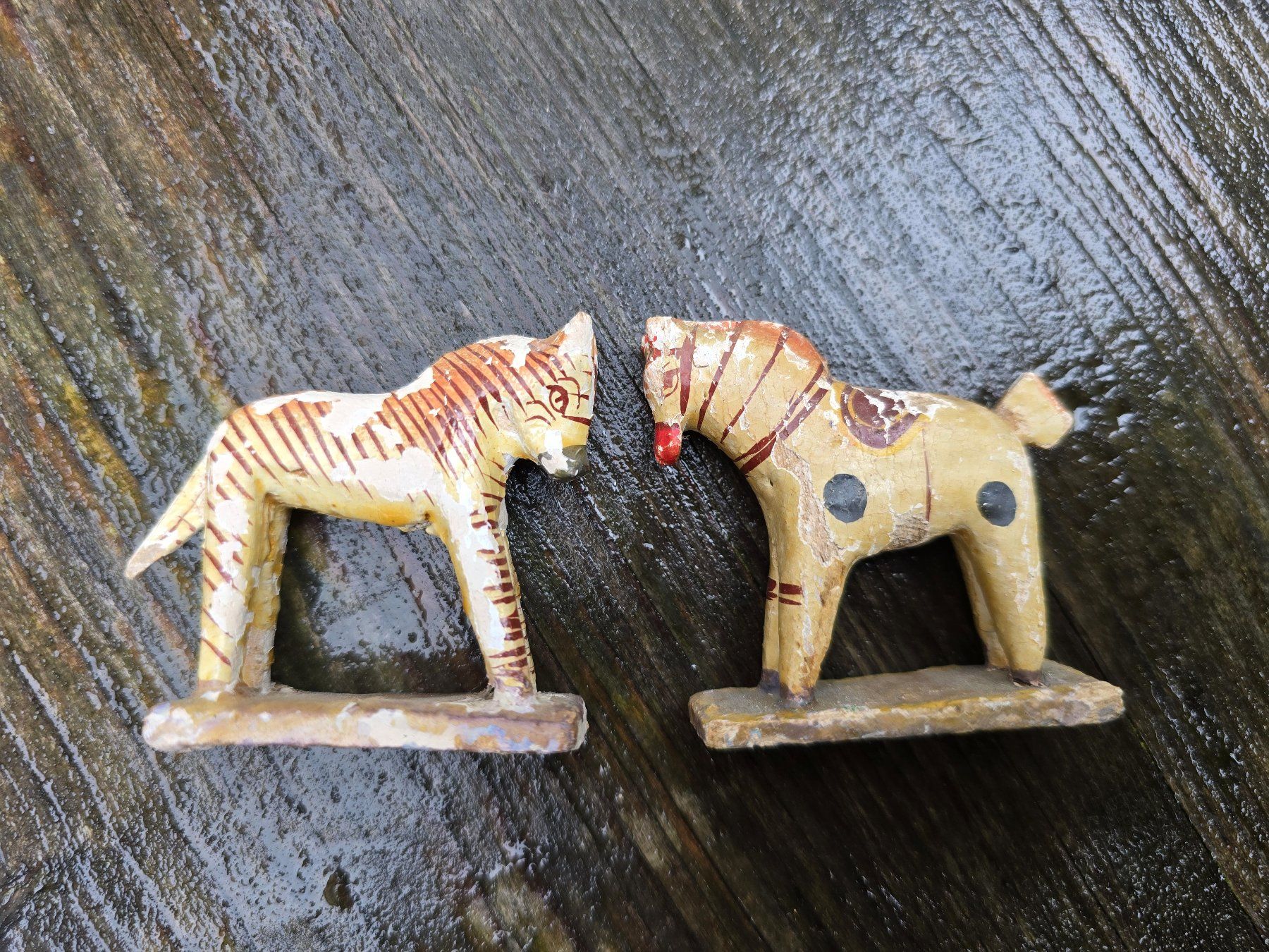 Jouets: Antike Holzpferdchen, handbemalt, 2 Stk. – D'occasion à Romanshorn par Rachacha