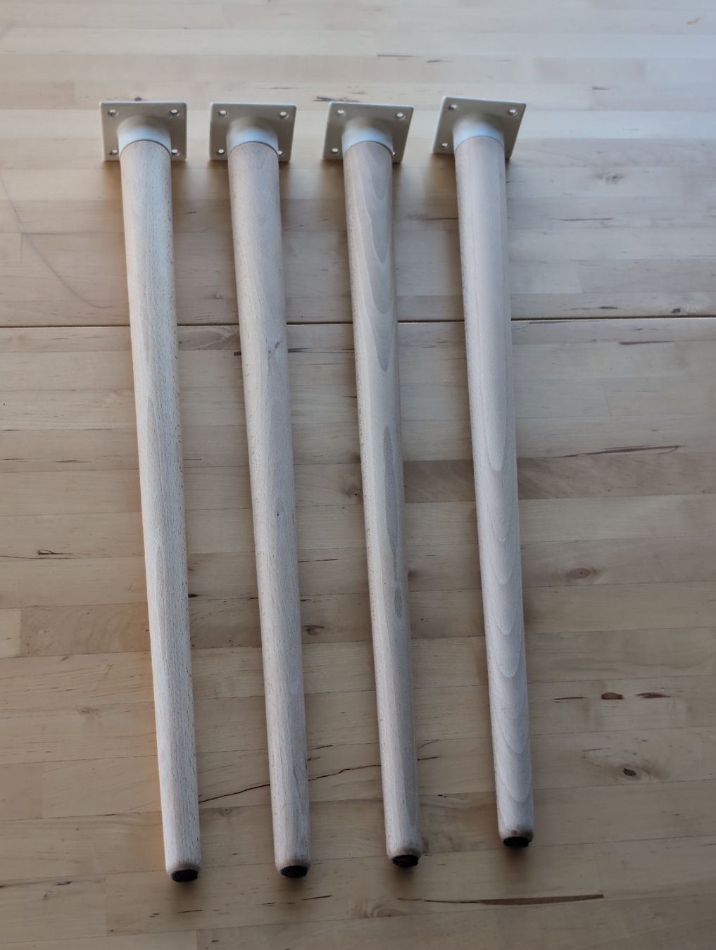 Sonstiges Mobiliar: 4 Tischbeine aus Holz – Gebraucht aus Zürich von MDedial