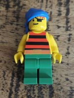 lego figurine pirate pi029 Pirate Red / Black Stripes Shirt,